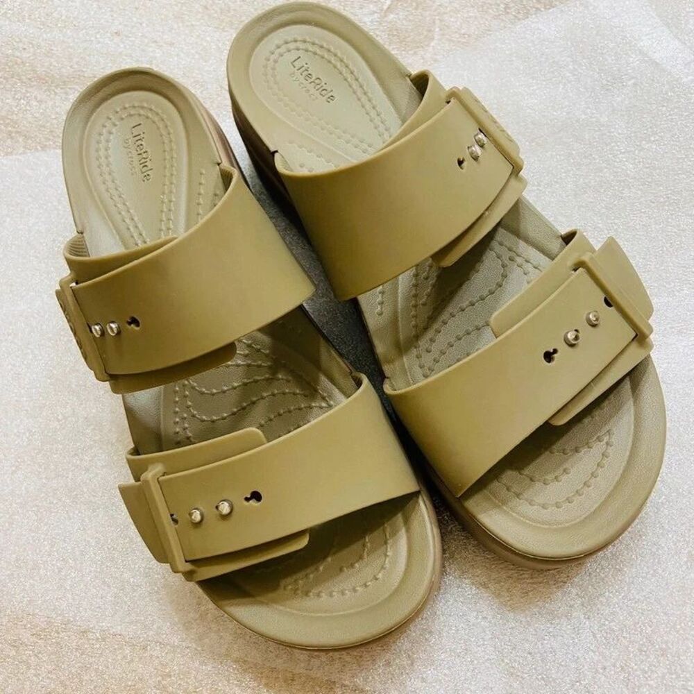 Tan Crocs Women’s Size 8 Slippers